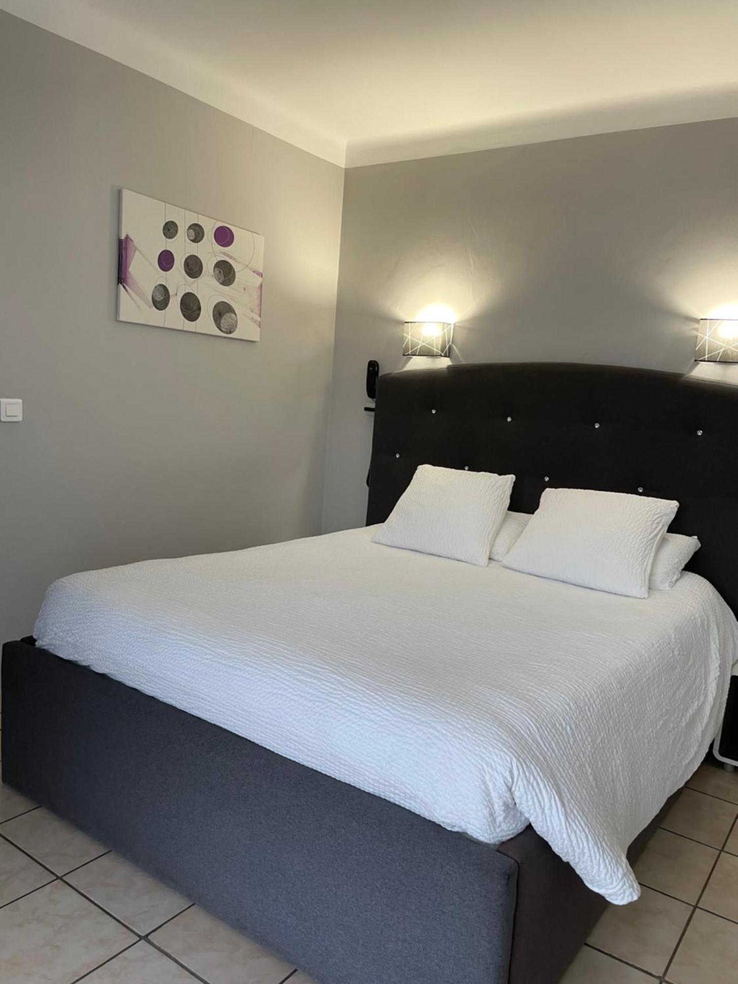 Logis Hotel Le Clement V Roquemaure  Exterior foto