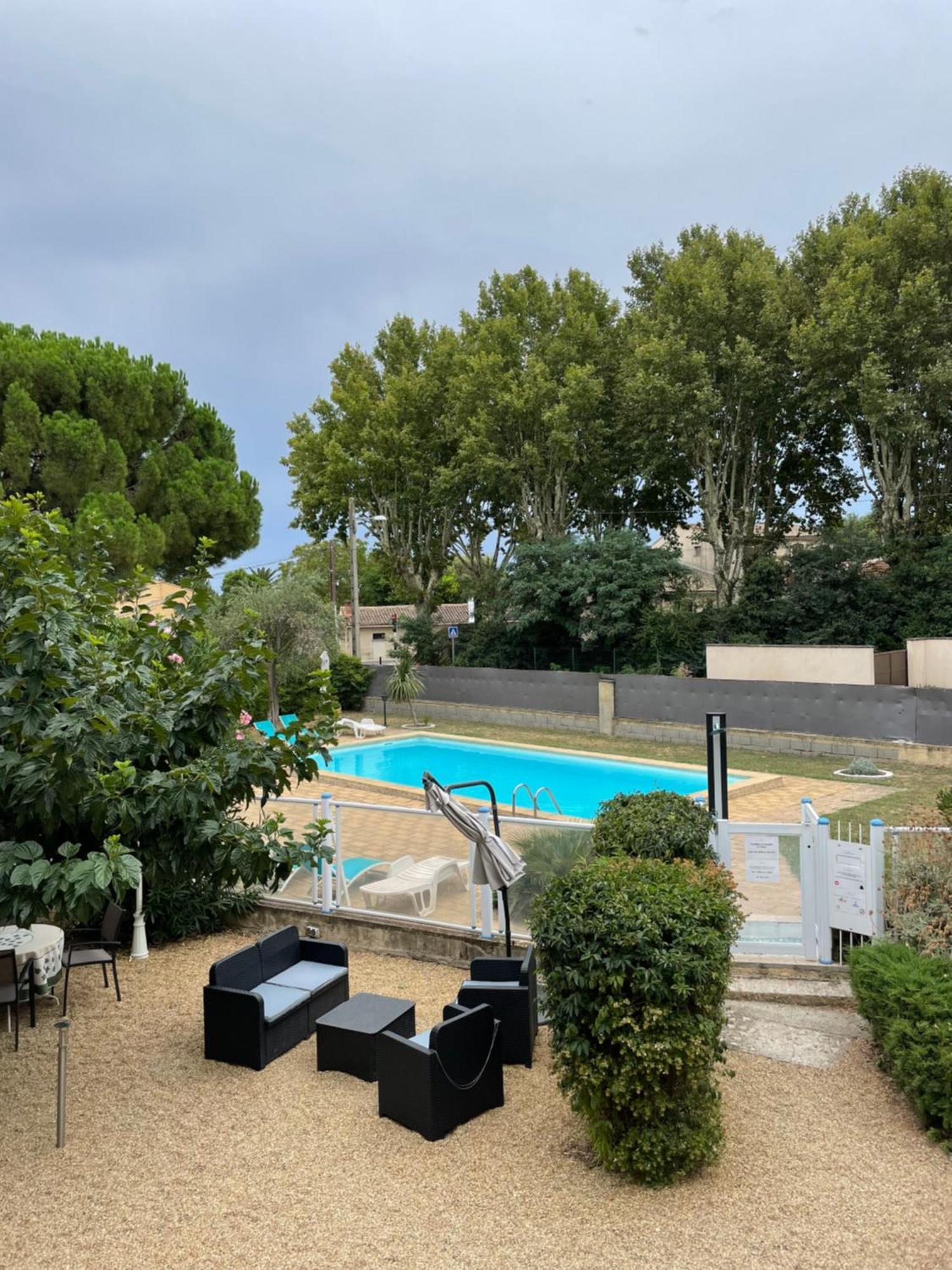 Logis Hotel Le Clement V Roquemaure  Exterior foto