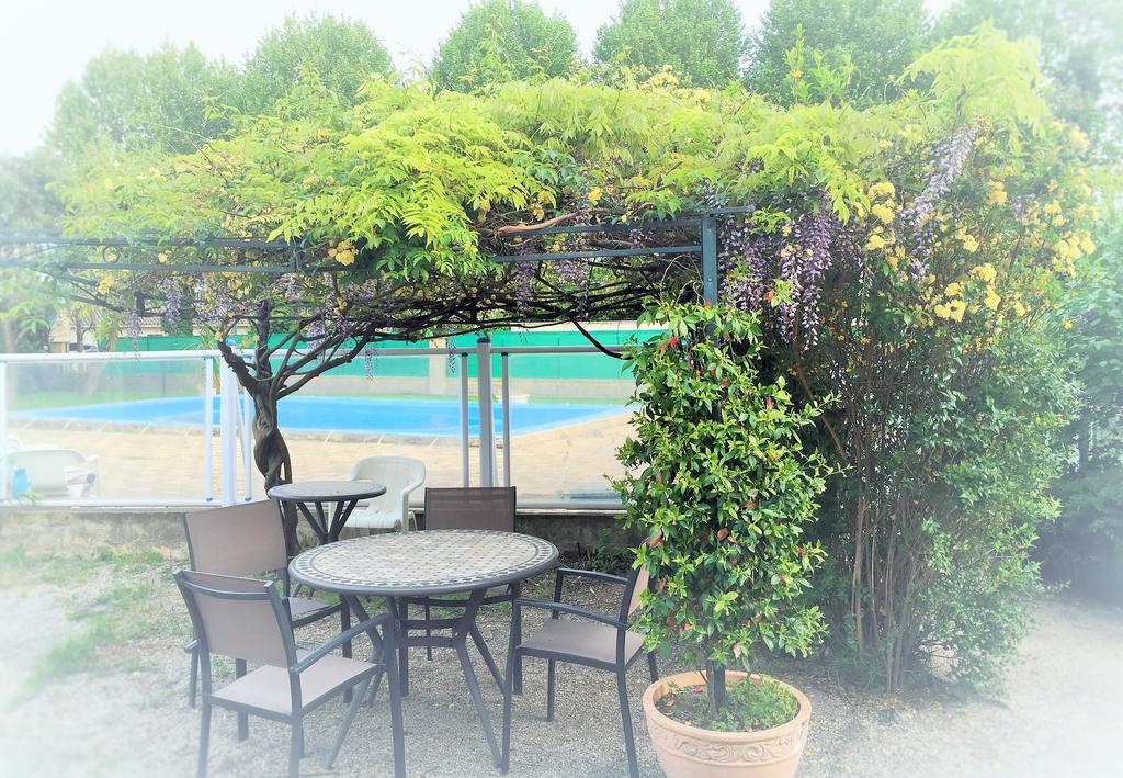 Logis Hotel Le Clement V Roquemaure  Exterior foto