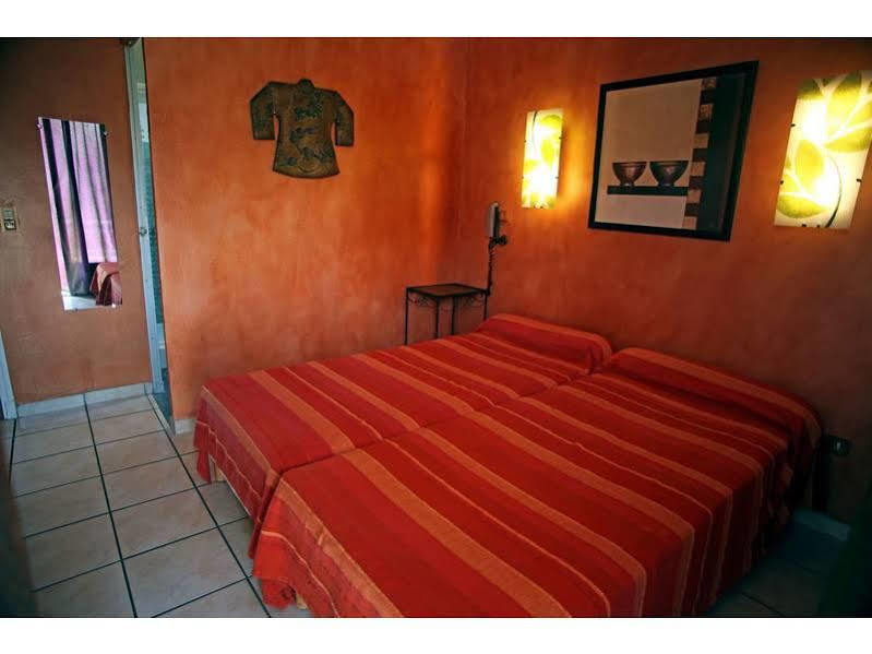 Logis Hotel Le Clement V Roquemaure  Exterior foto